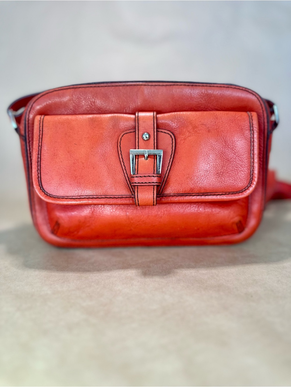 Vintage vibe Etienne Aigner orange leather crossbody 🧡
